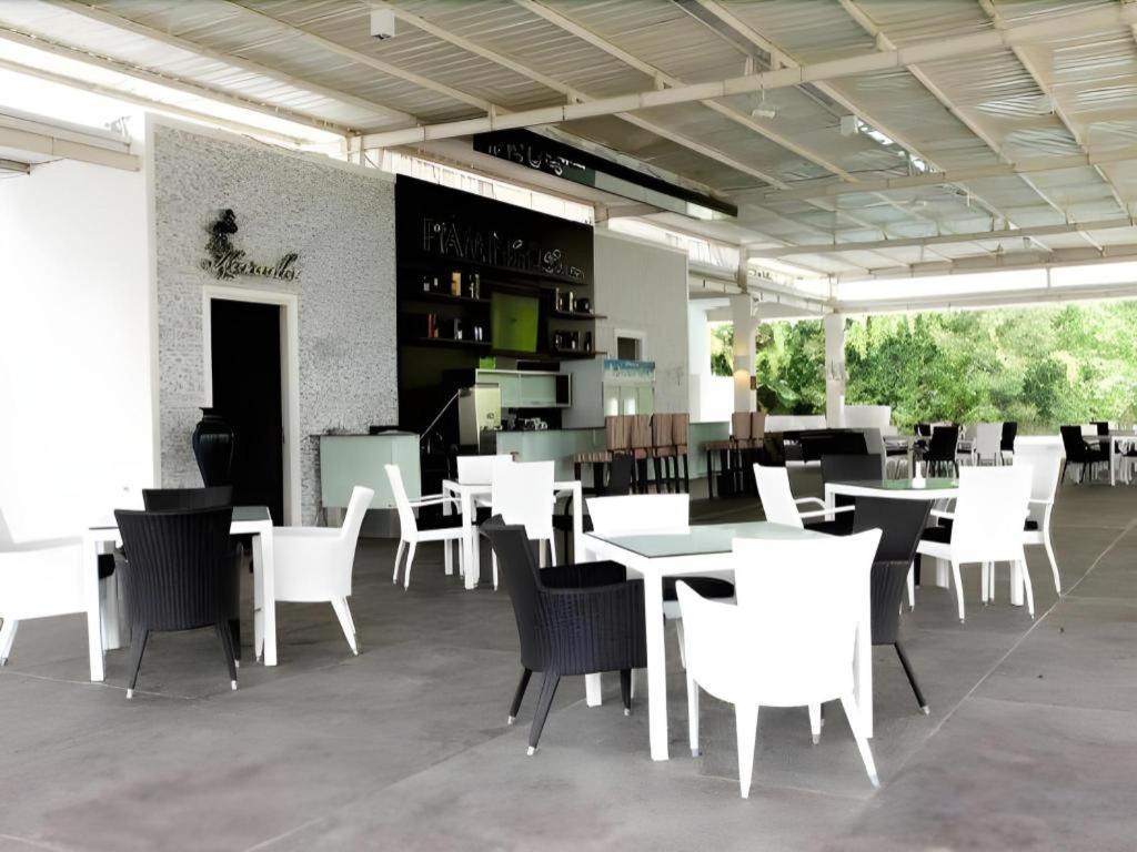 The Hill Hotel & Resort Sibolangit Buitenkant foto